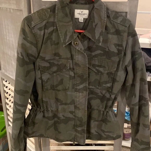 Size Med camo American eagle utility jacket worn once . Lightly quilted lining - Picture 4 of 5
